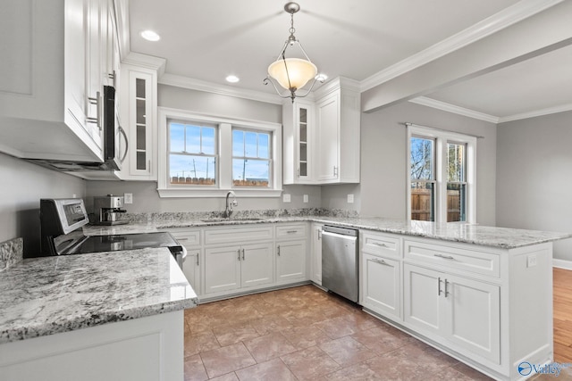 kitchen featuring stainless steel appliances, ornamental molding, white cabinets, a sink, and a peninsula