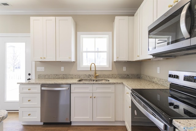 kitchen featuring a sink, ornamental molding, visible vents, and stainless steel appliances