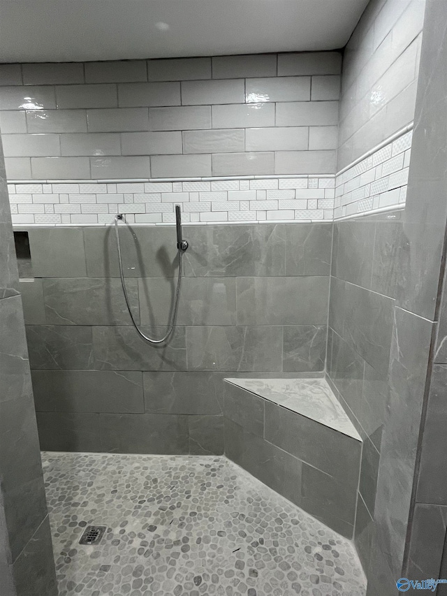 bathroom featuring a tile shower