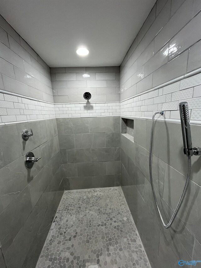 bathroom featuring tiled shower