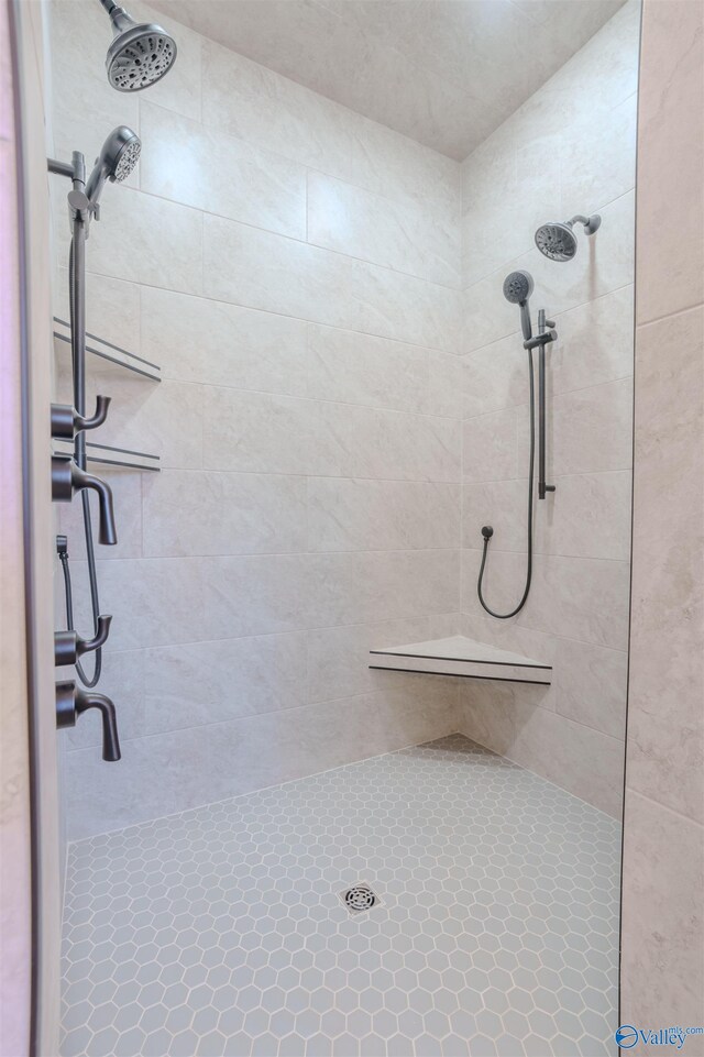 full bathroom featuring a tile shower