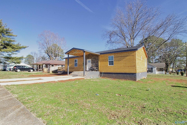 view of front of house with a front lawn