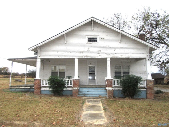 view of front of property with a front lawn and covered porch