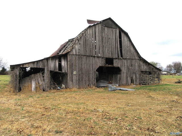 view of outdoor structure with a yard