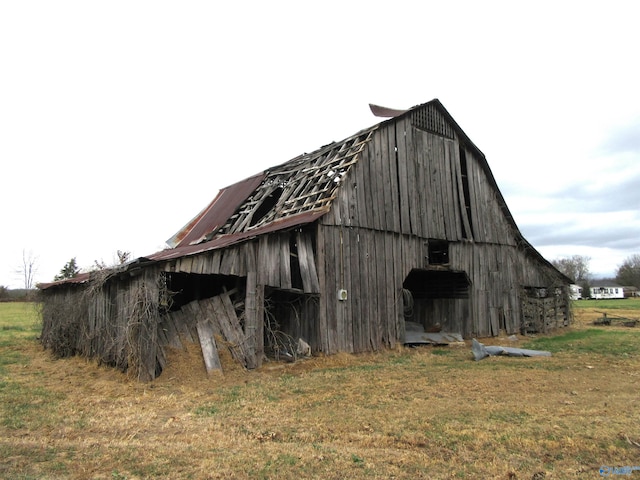 view of outdoor structure with a lawn