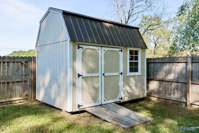 view of outdoor structure featuring a yard