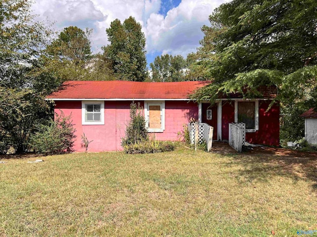 single story home with a front lawn