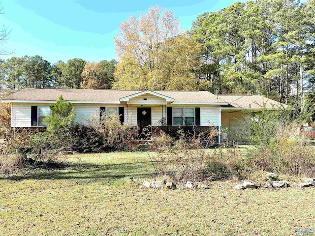 single story home with a front lawn