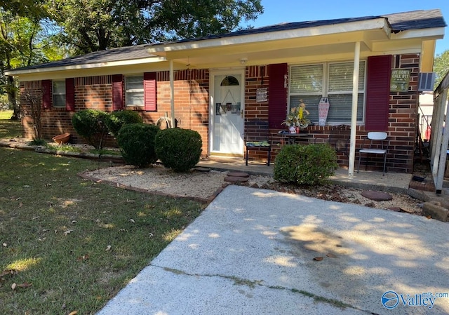 ranch-style house with covered porch