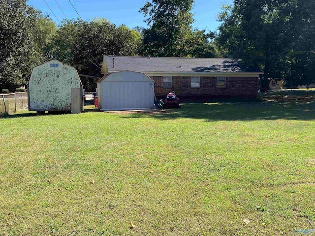 view of yard with a storage shed