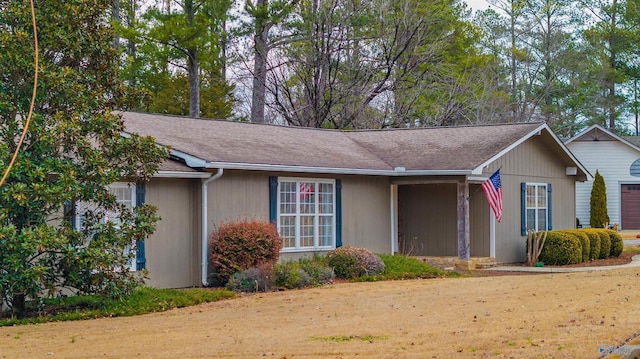 view of front facade featuring a front yard