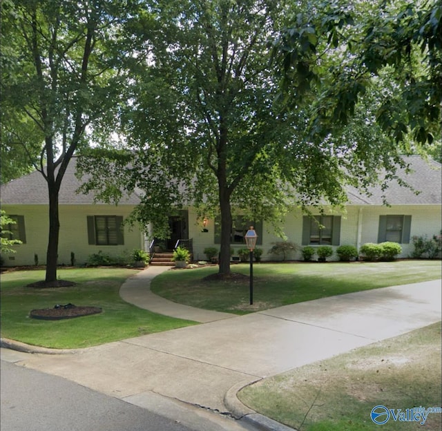 view of front of house featuring a front yard