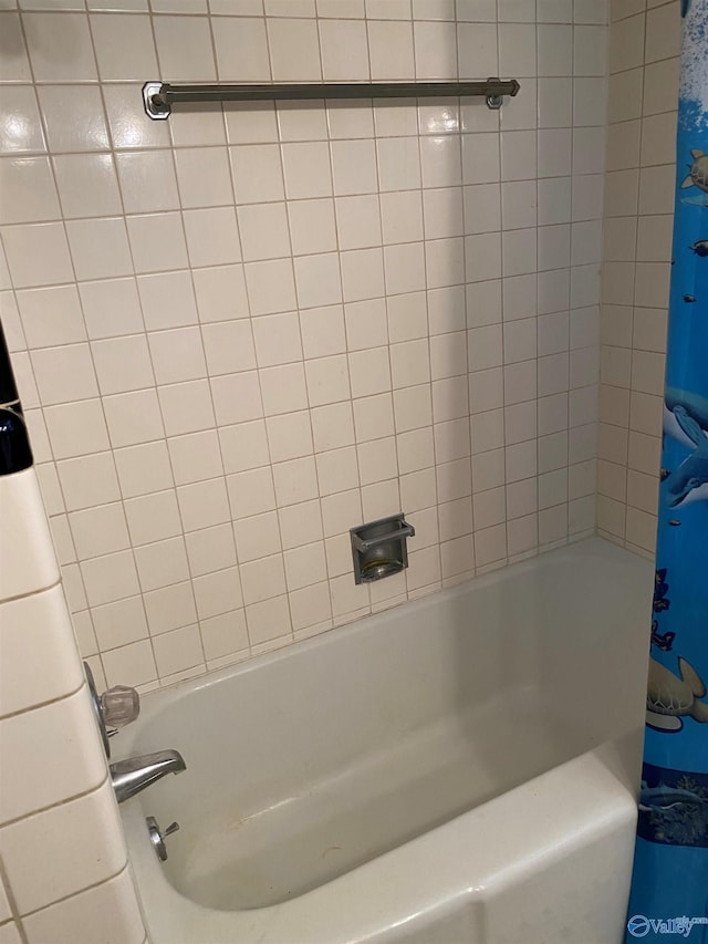 bathroom featuring shower / bath combo
