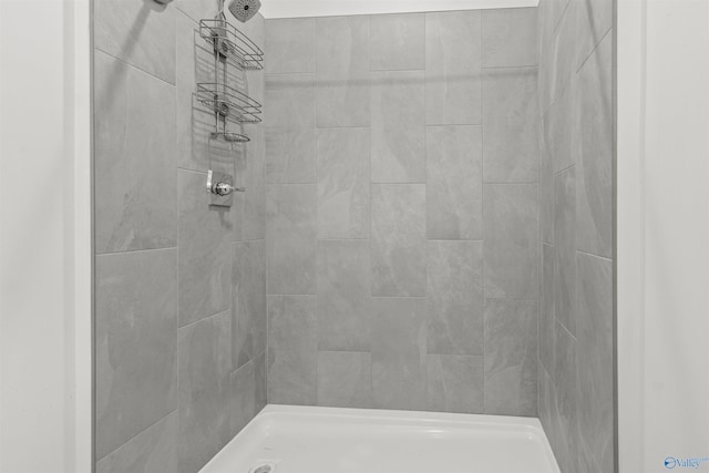 bathroom featuring a tile shower