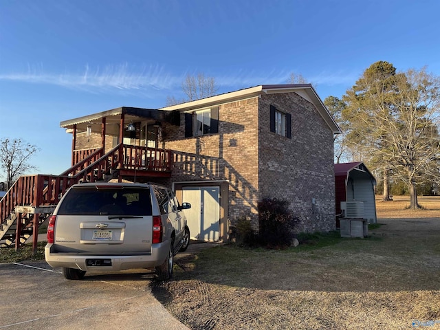 view of front of home featuring a wooden deck and a front yard