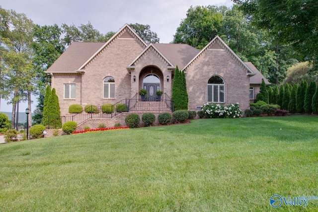 view of front of property featuring brick siding and a front yard