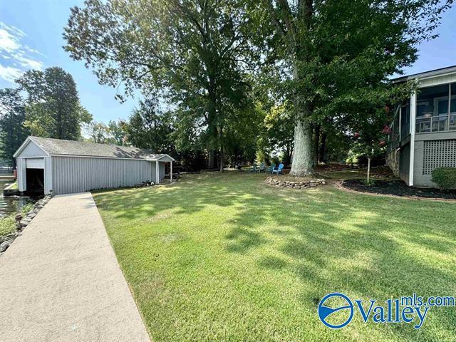 view of yard featuring an outbuilding