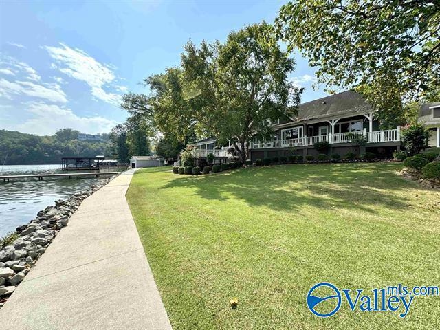 view of yard featuring a water view