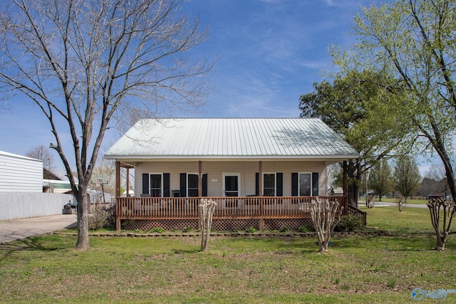 view of front of property featuring a front yard