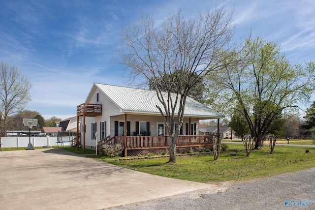 view of front facade featuring a front yard