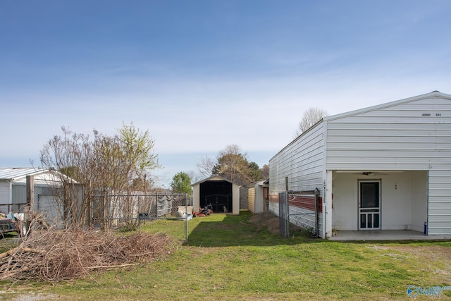 view of yard featuring a storage shed