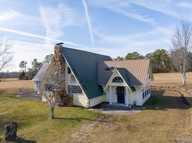 view of front facade featuring a front lawn