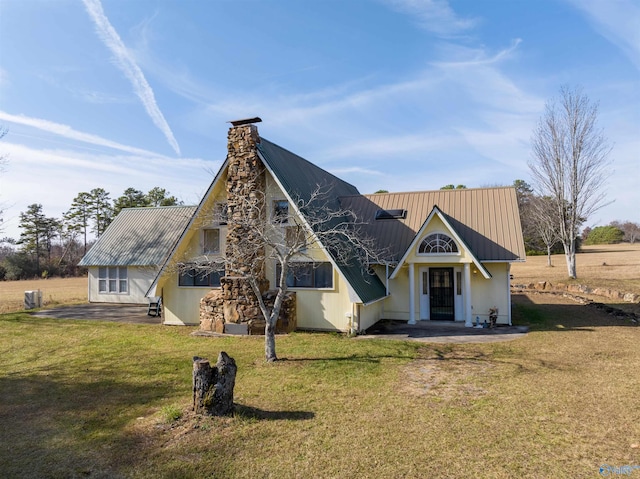 view of front of home with a front lawn