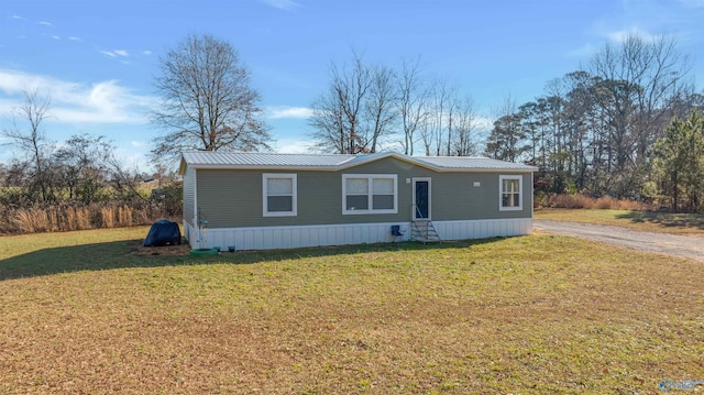 manufactured / mobile home featuring a front lawn