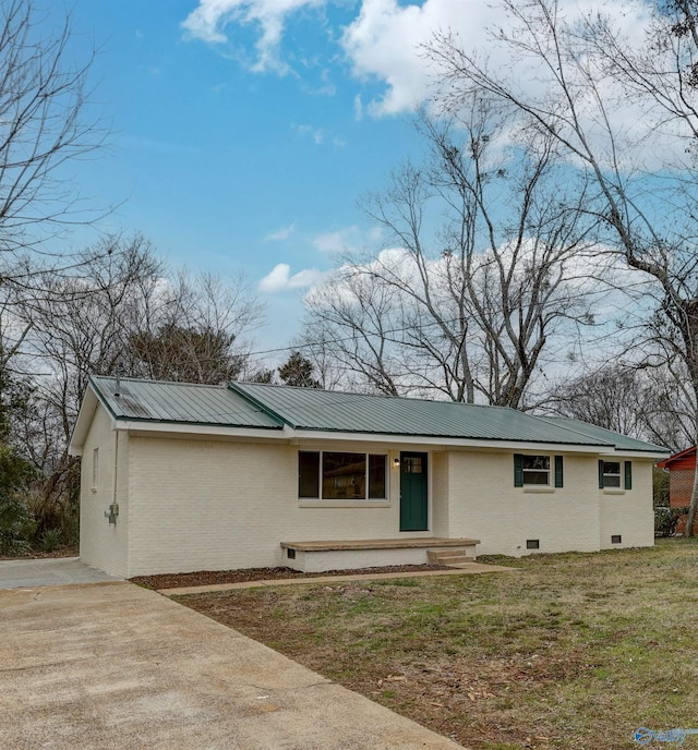 single story home with a front lawn