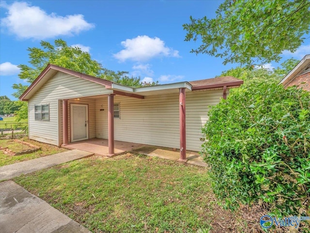 201 10th Ave NW, Decatur, AL 35601 - ranch-style home with a patio