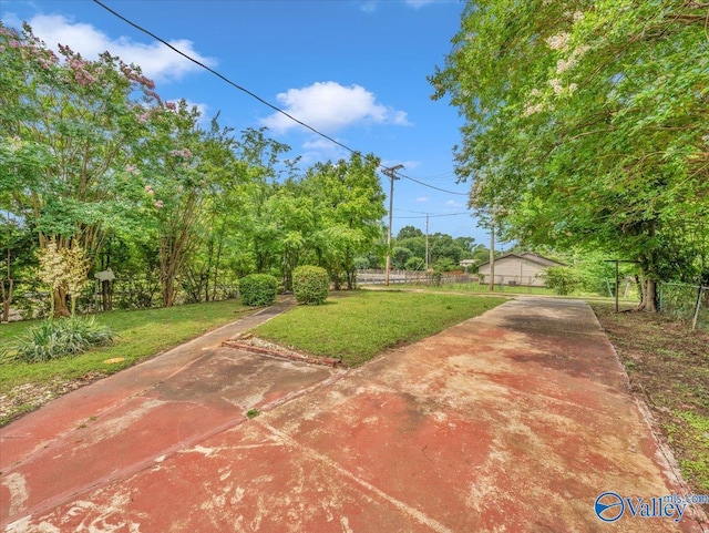 201 10th Ave NW, Decatur, AL 35601 - view of yard with a patio