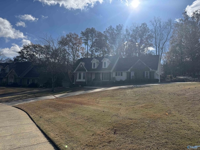 view of front of home featuring a front lawn