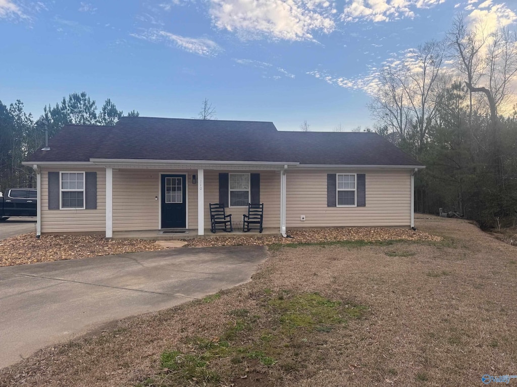 110 Hardwood Dr, Centre, AL 35960 - ranch-style house featuring covered porch and a shingled roof