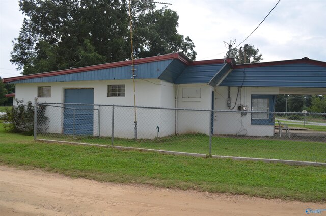 view of front of house featuring a front yard