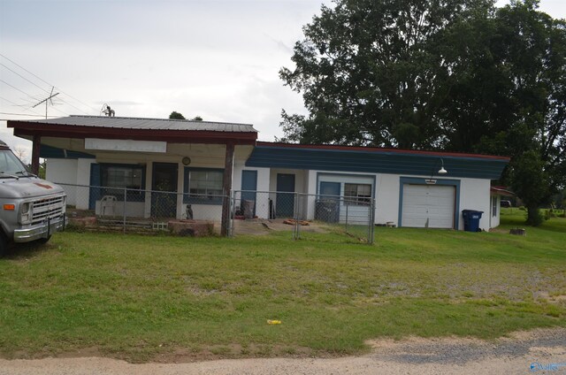 view of front facade with a front yard