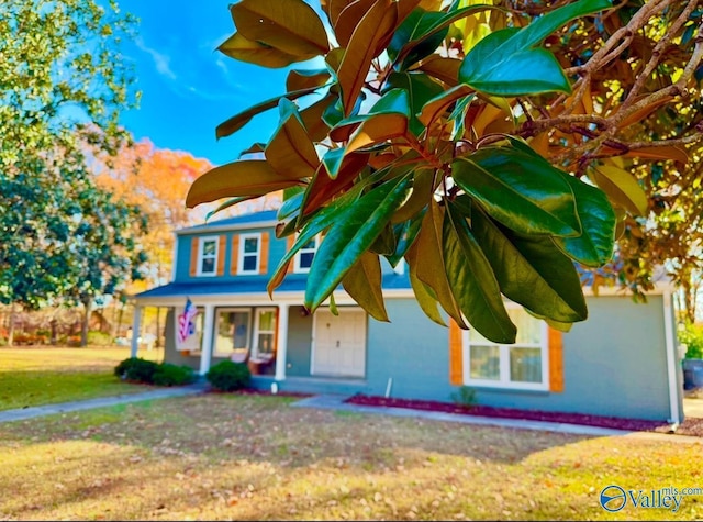 view of front of property featuring a front lawn