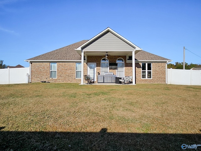 view of front of property featuring a front lawn