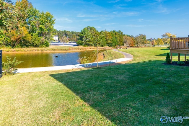 view of yard featuring a water view