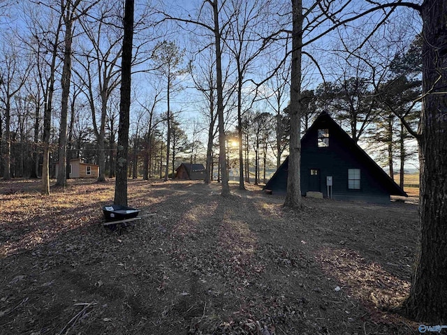 view of yard at dusk