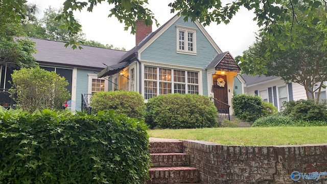 view of front of home with a front lawn