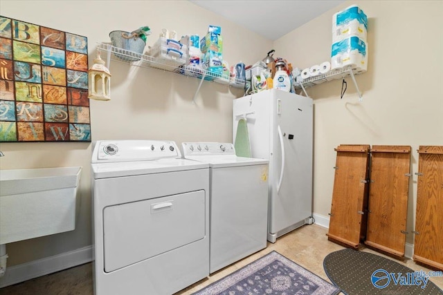 washroom with sink and independent washer and dryer