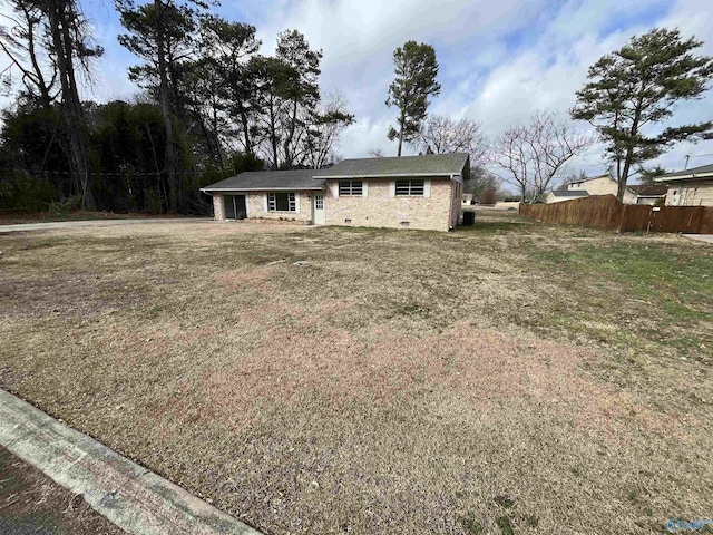 view of front of home featuring a front yard