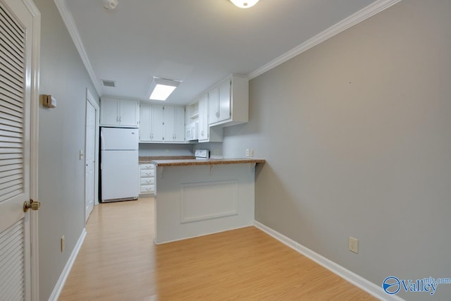 kitchen with white appliances, kitchen peninsula, light hardwood / wood-style floors, white cabinets, and ornamental molding