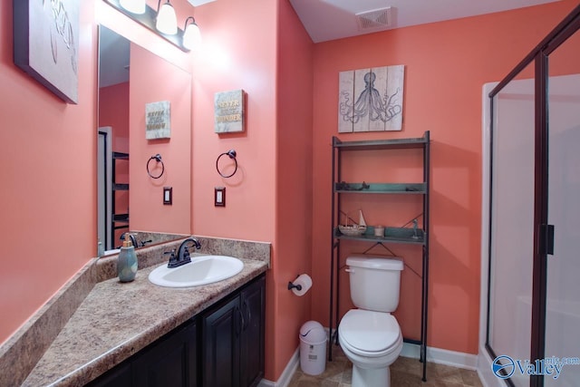 full bathroom featuring a shower stall, visible vents, toilet, vanity, and baseboards