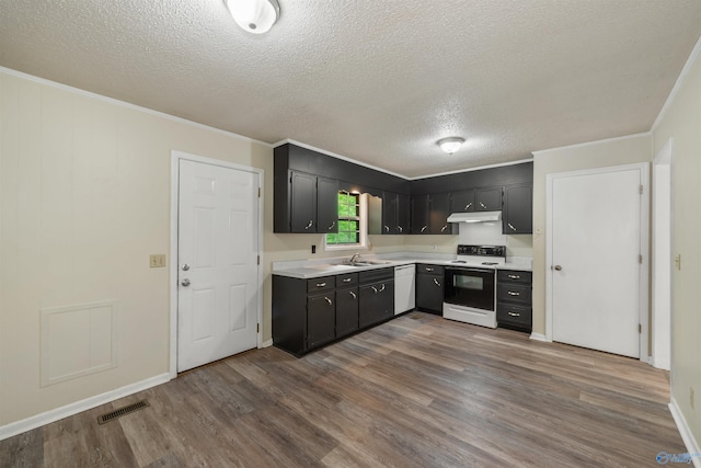 kitchen featuring crown molding, dark hardwood / wood-style floors, sink, and white appliances