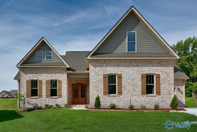 craftsman-style house featuring a front yard