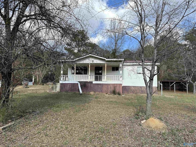 view of front facade with covered porch and a front yard