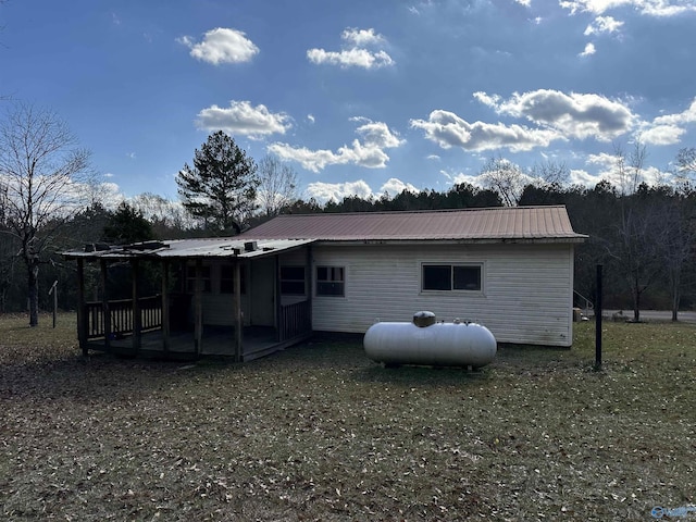 back of house featuring a lawn