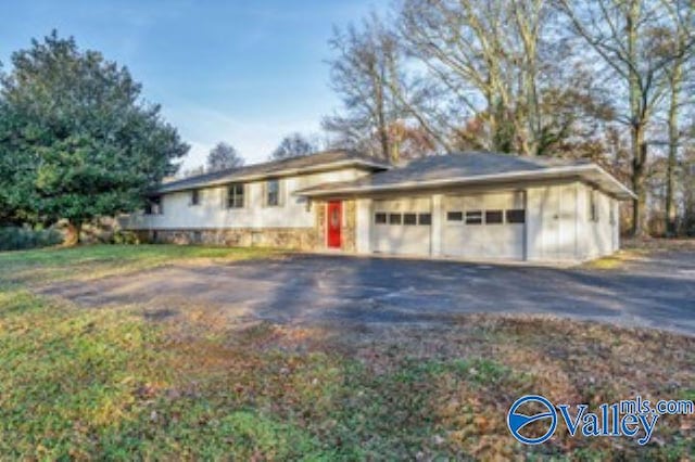 view of front facade featuring an attached garage and driveway