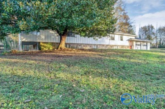 view of front of house featuring a front lawn